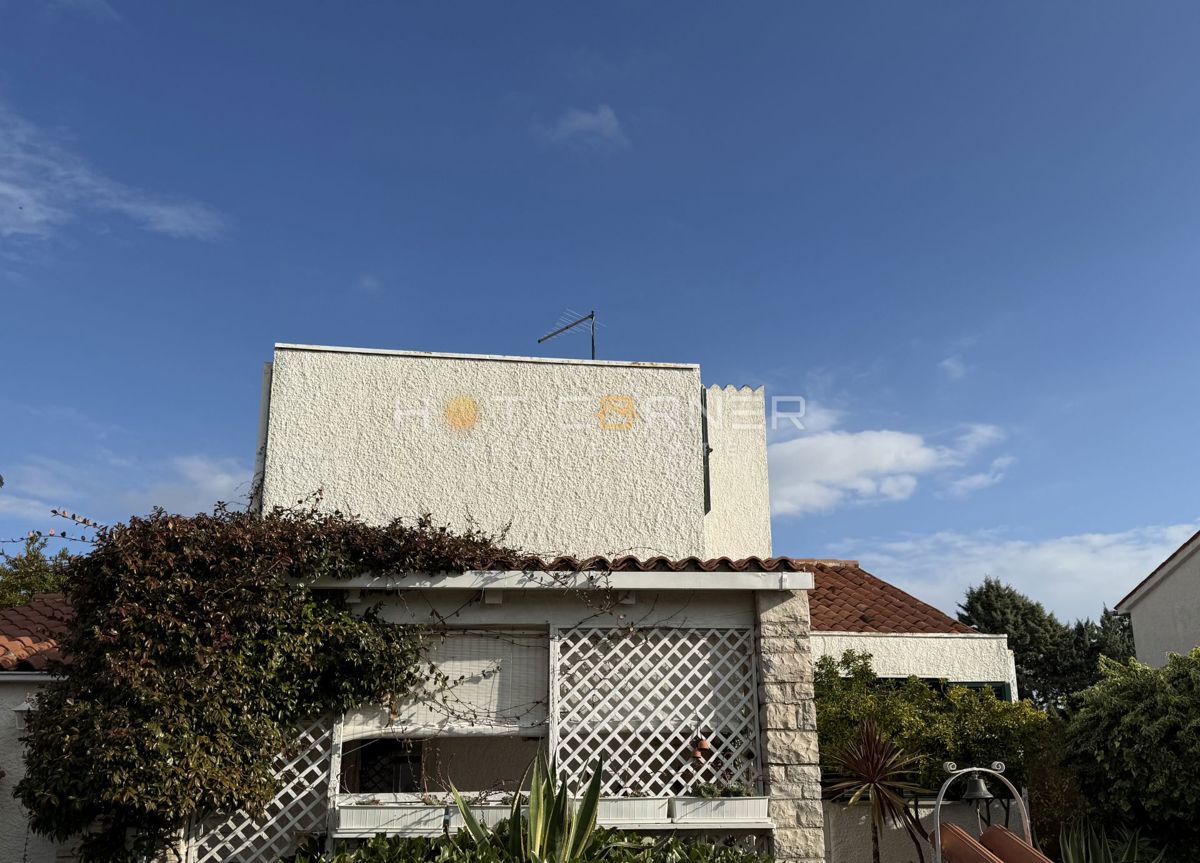 Čudovita hiša blizu morja