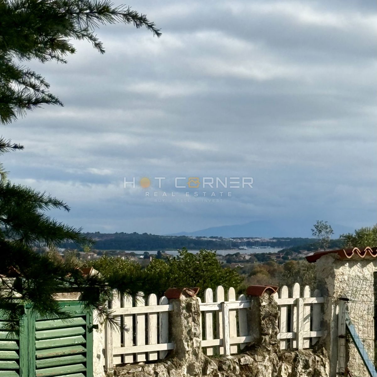 Čudovita hiša blizu morja