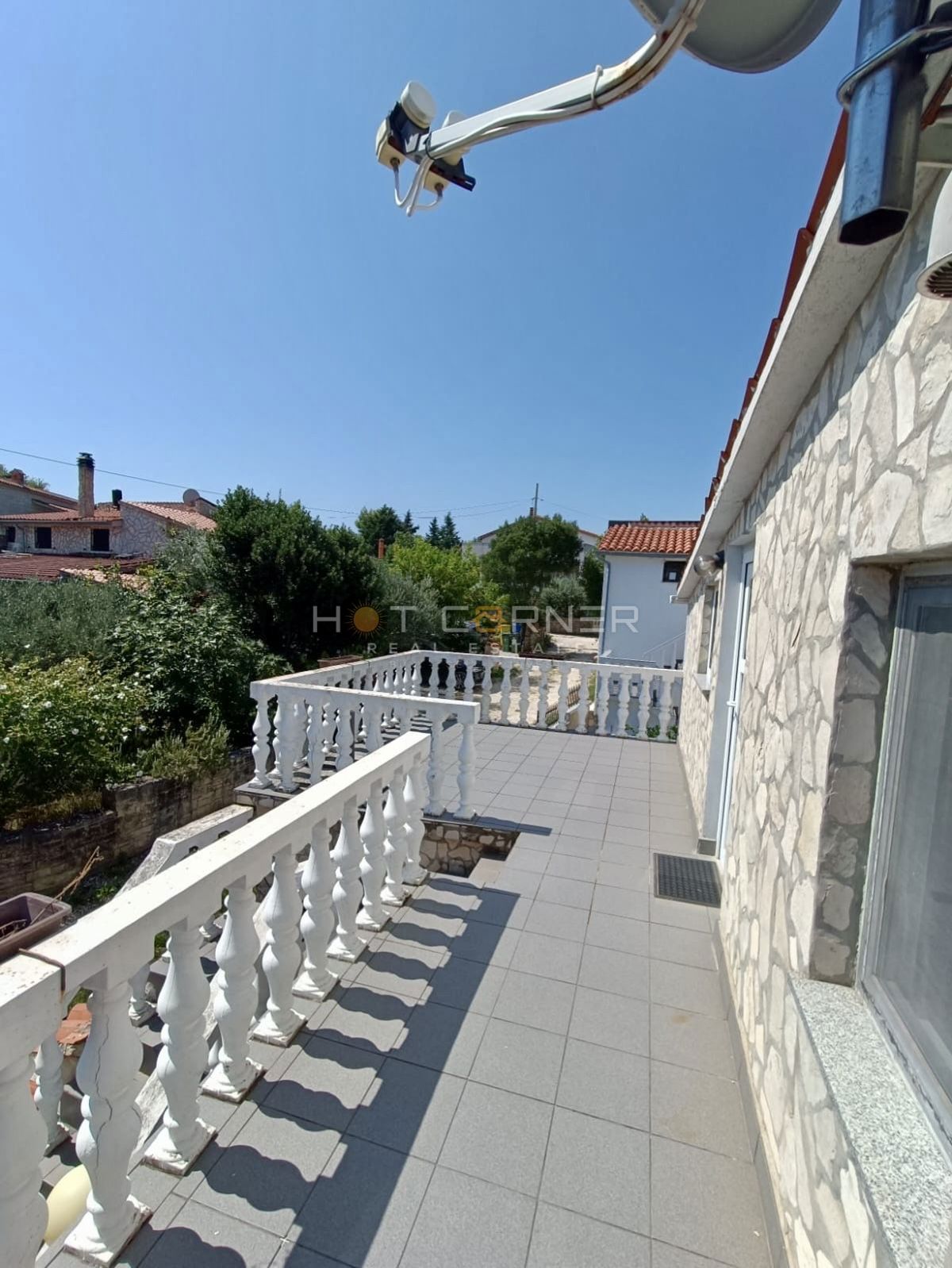 Kavran, hiša z 2 apartmajema in stanovanjem