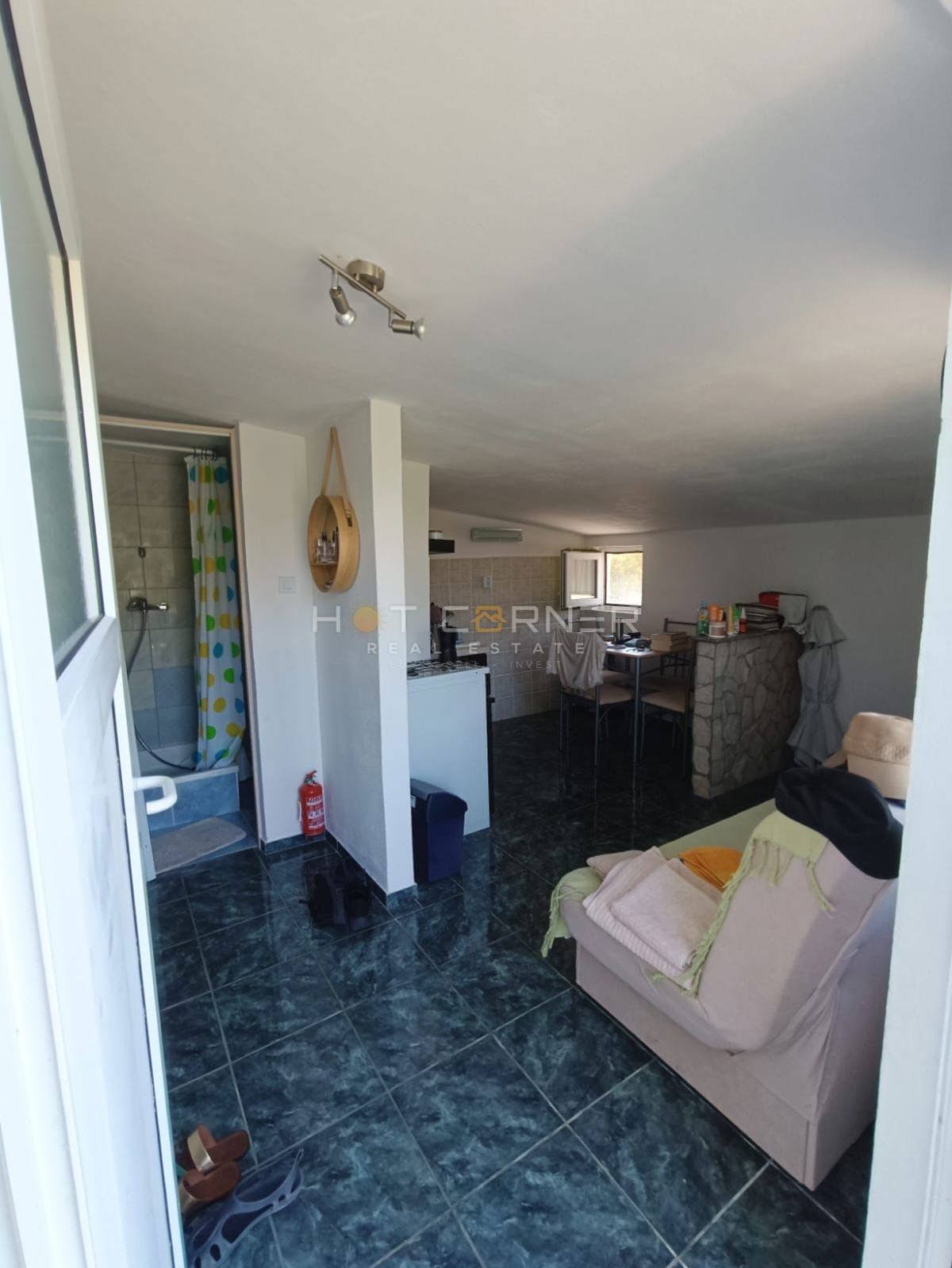 Kavran, hiša z 2 apartmajema in stanovanjem