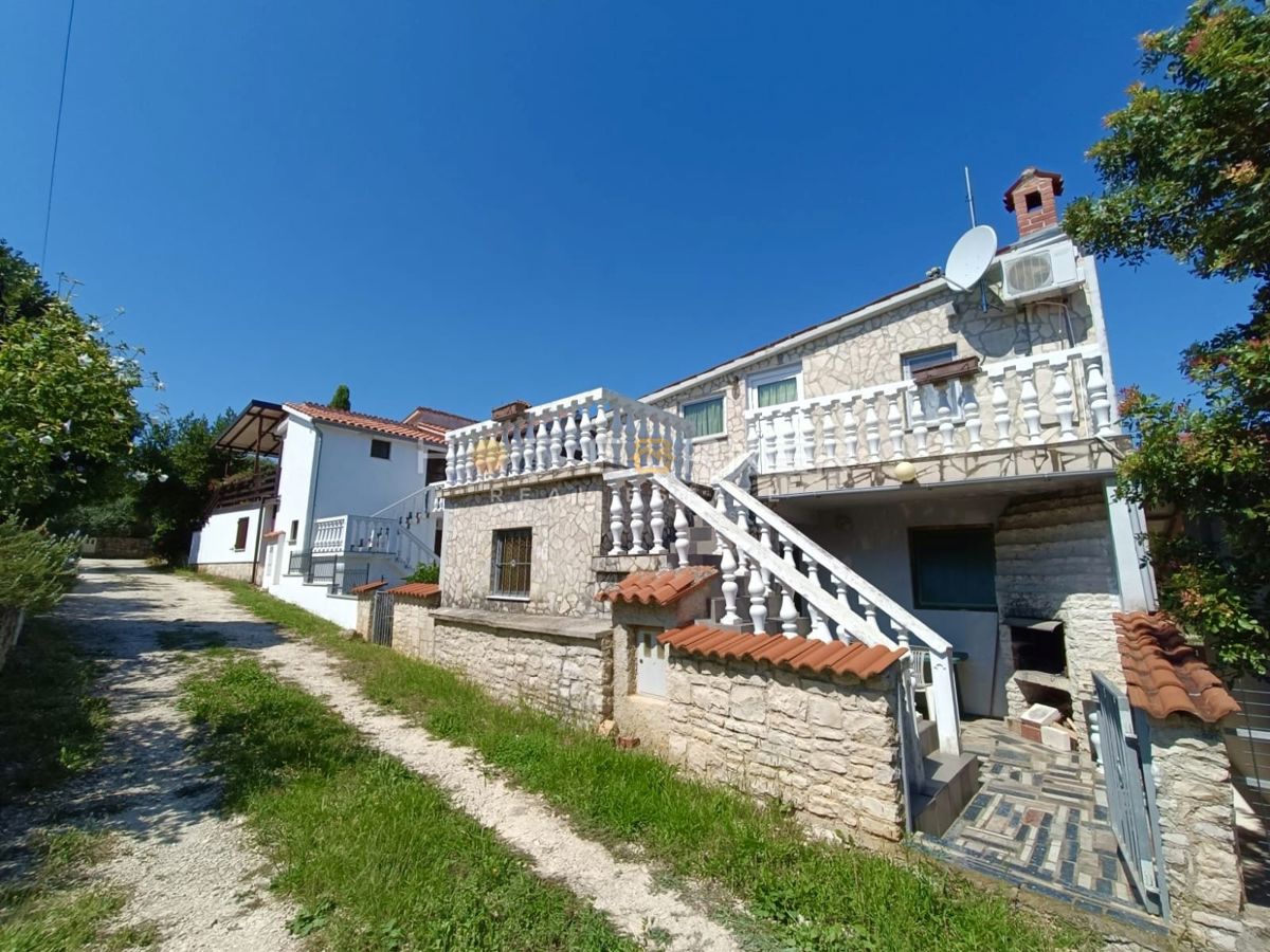 Kavran, hiša z 2 apartmajema in stanovanjem