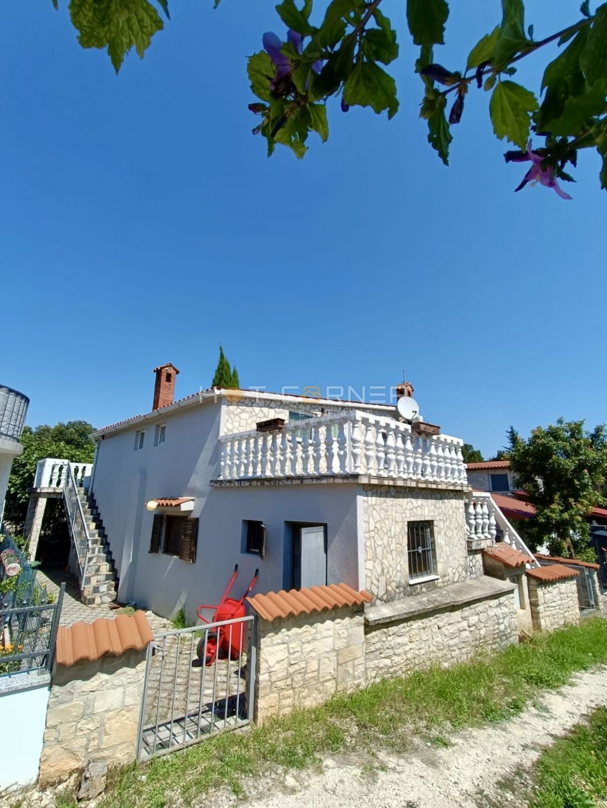 Kavran, hiša z 2 apartmajema in stanovanjem