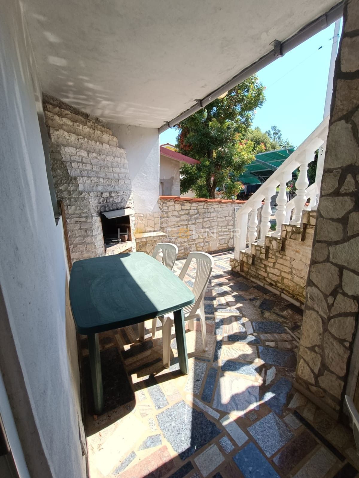 Kavran, hiša z 2 apartmajema in stanovanjem