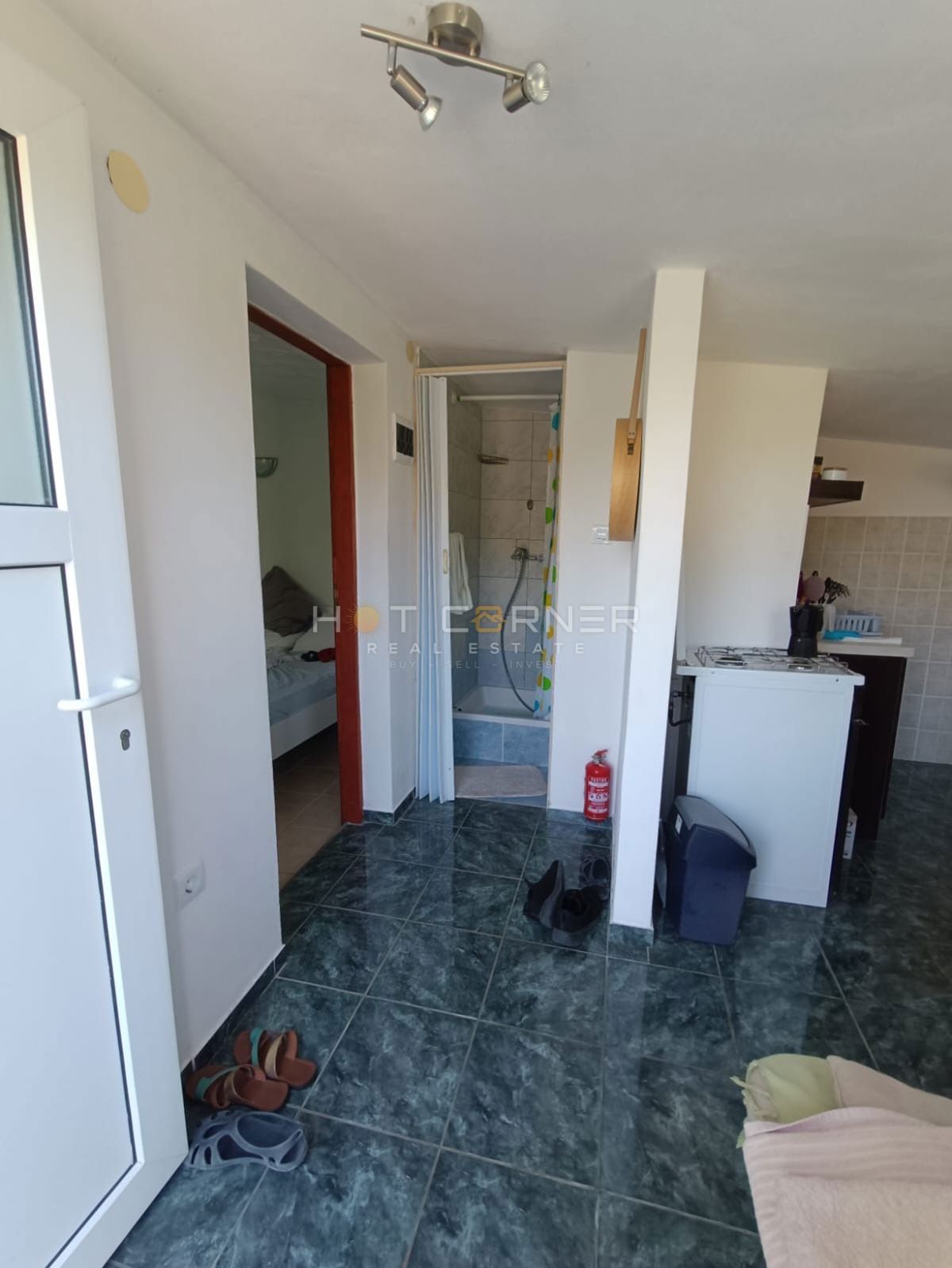 Kavran, hiša z 2 apartmajema in stanovanjem