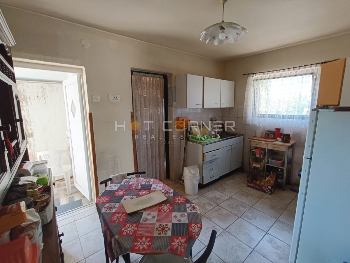 Kavran, hiša z 2 apartmajema in stanovanjem