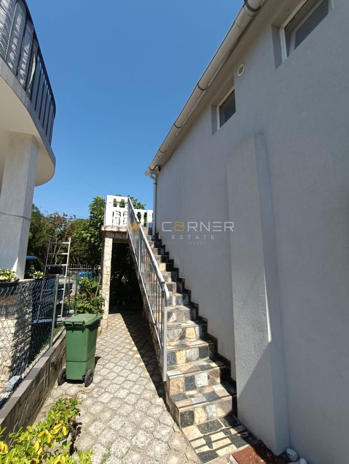 Kavran, hiša z 2 apartmajema in stanovanjem