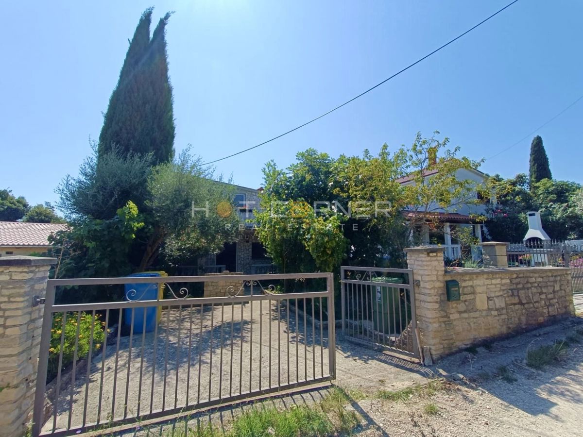 Kavran, hiša z 2 apartmajema in stanovanjem