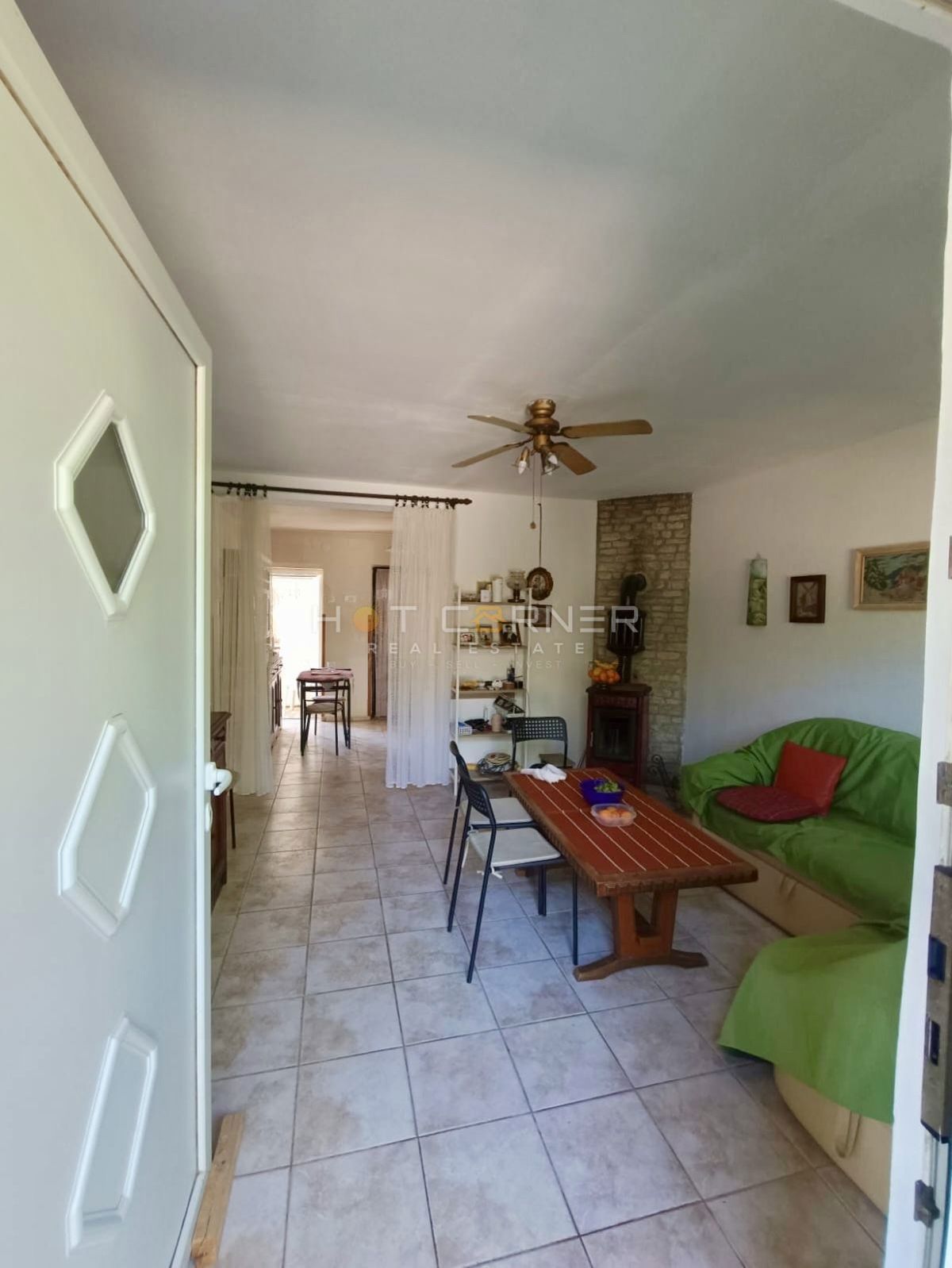 Kavran, hiša z 2 apartmajema in stanovanjem
