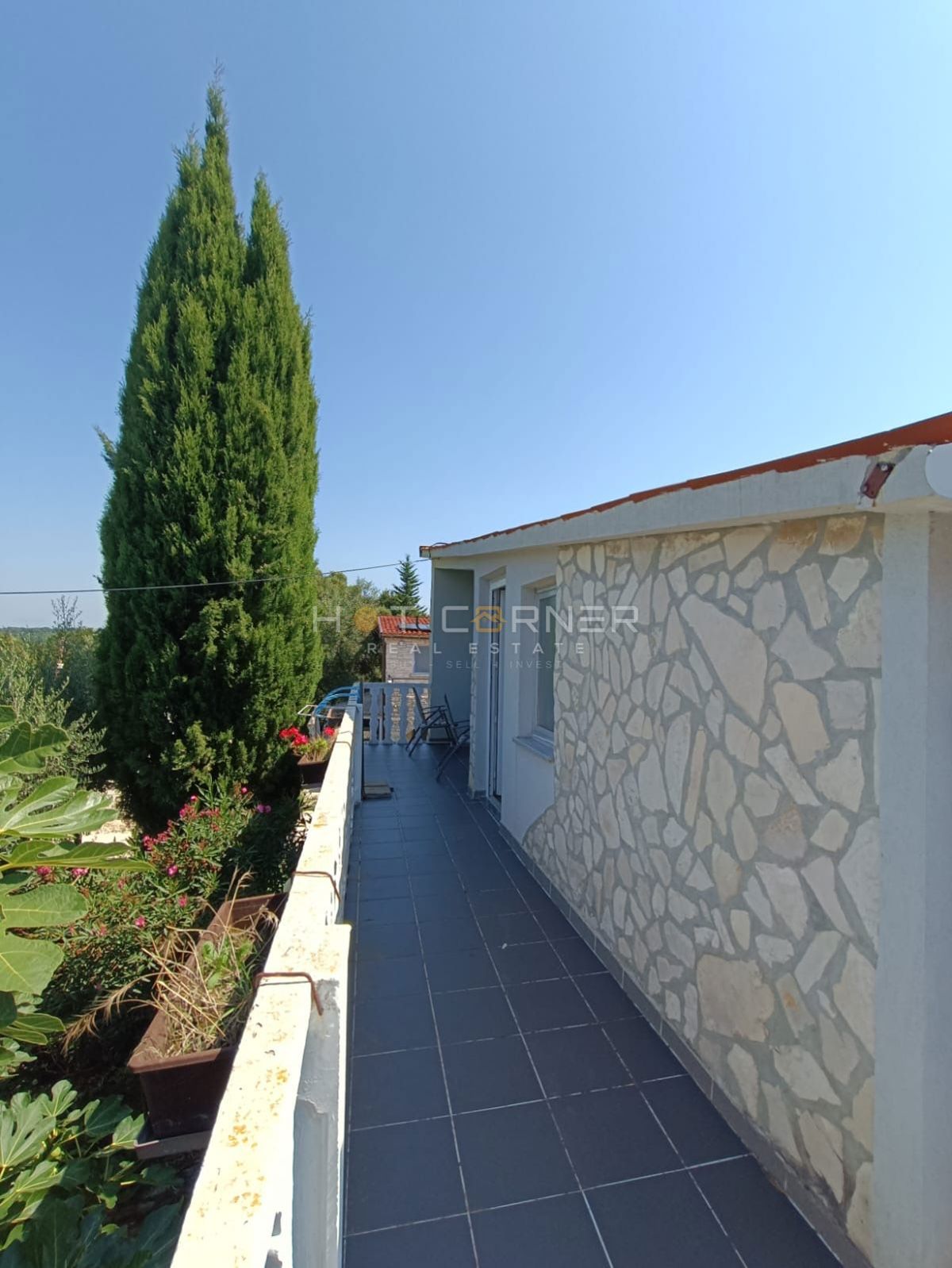 Kavran, hiša z 2 apartmajema in stanovanjem