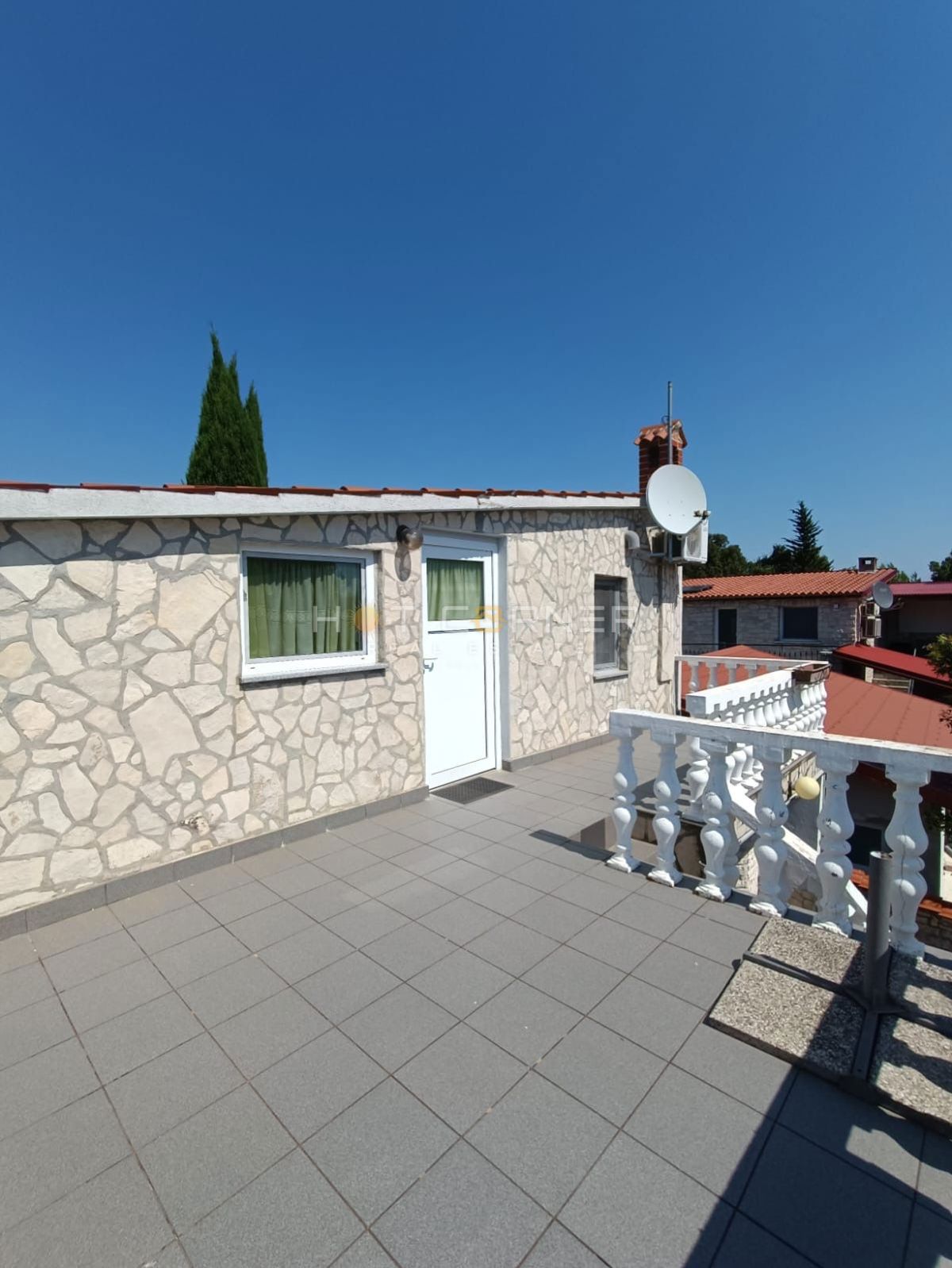 Kavran, hiša z 2 apartmajema in stanovanjem