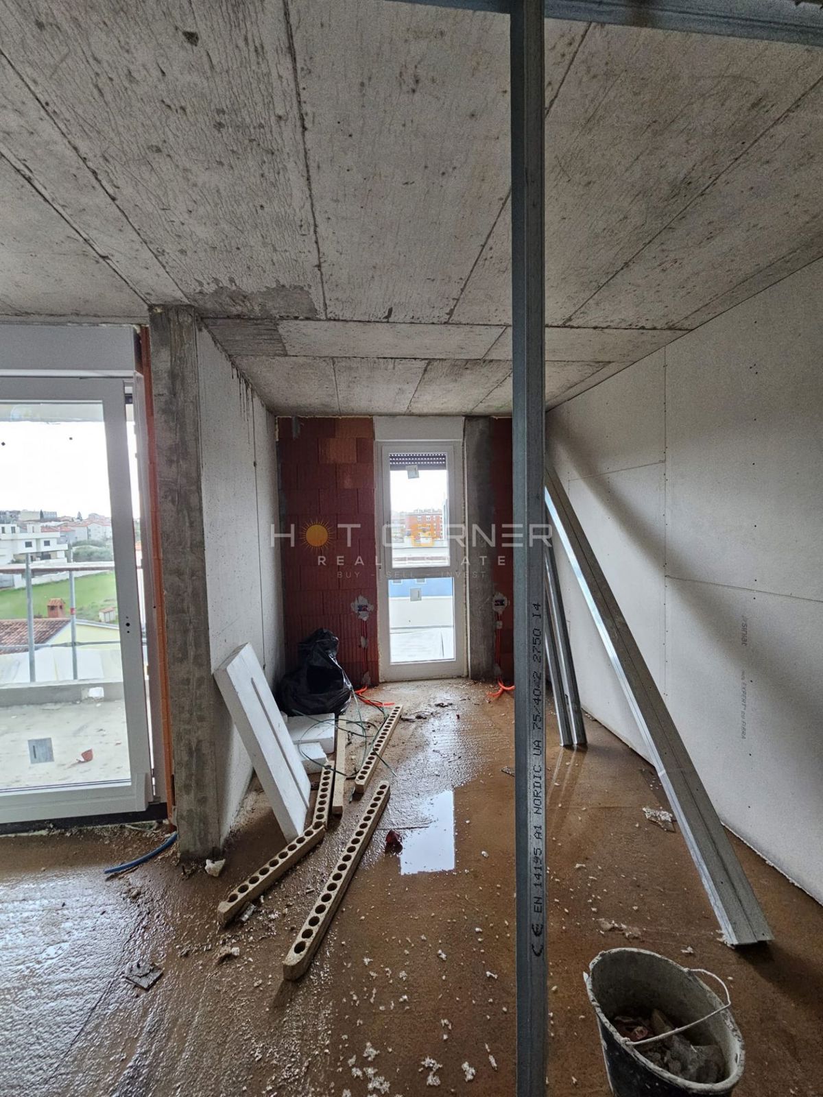 Dvosobno stanovanje v novogradnji z ložo in parkirnim mestom – Monvidal, Pulj