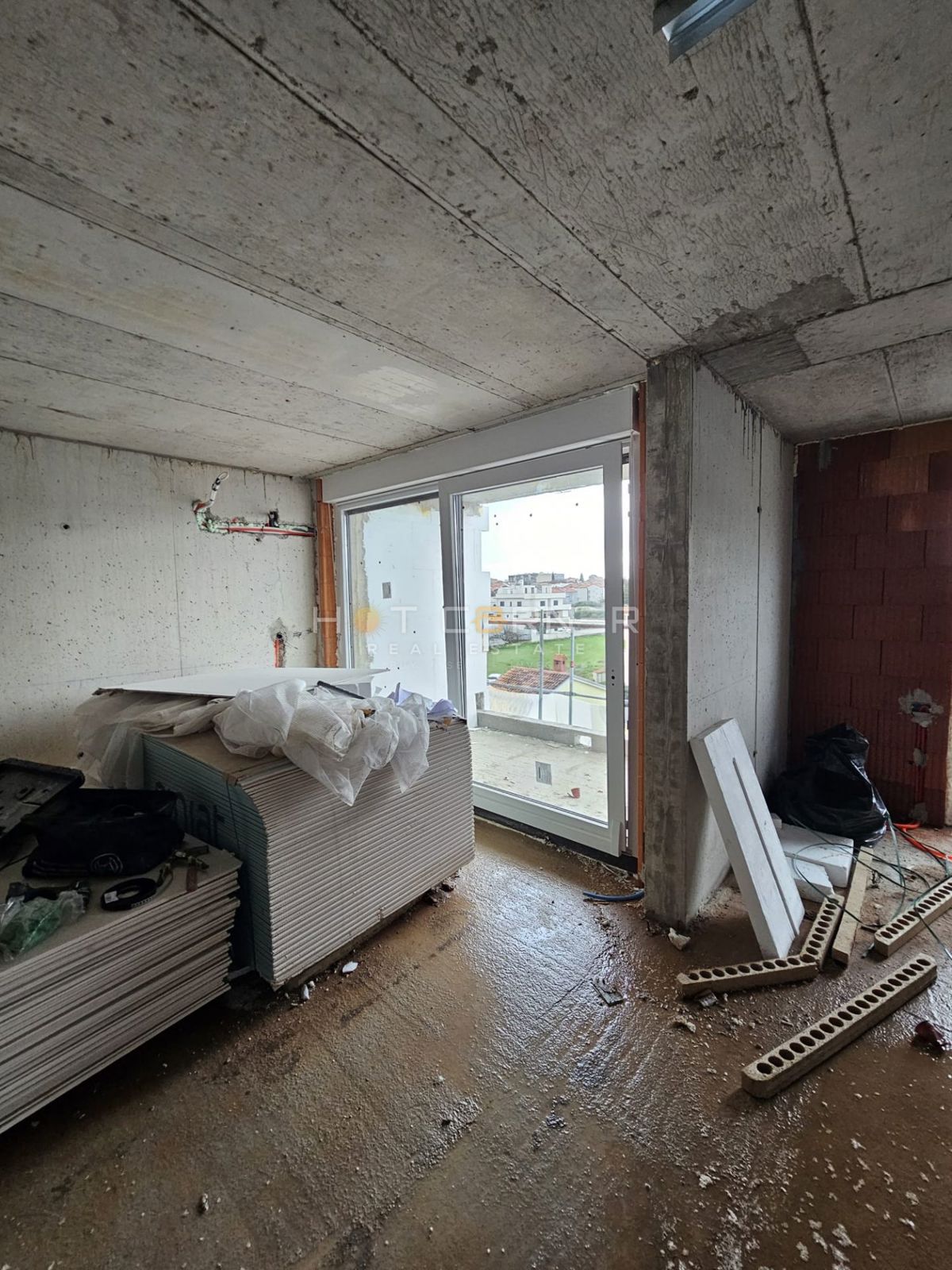 Dvosobno stanovanje v novogradnji z ložo in parkirnim mestom – Monvidal, Pulj