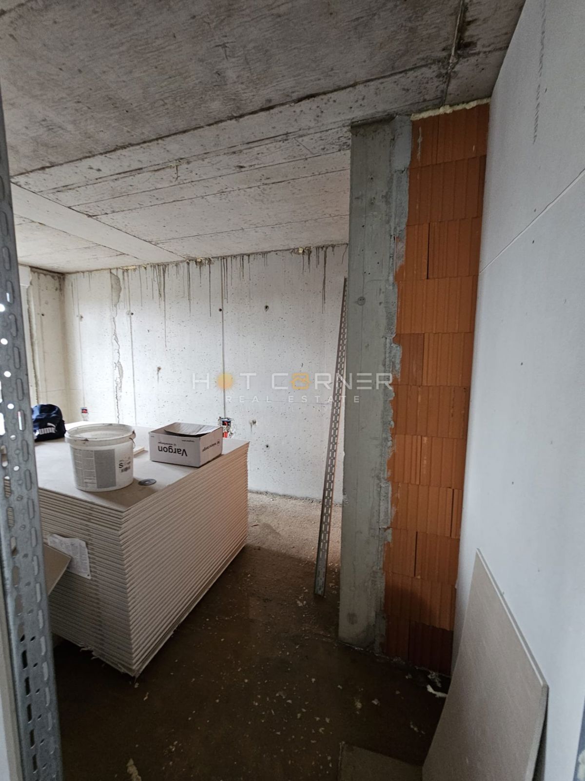 Dvosobno stanovanje v novogradnji z ložo in parkirnim mestom – Monvidal, Pulj