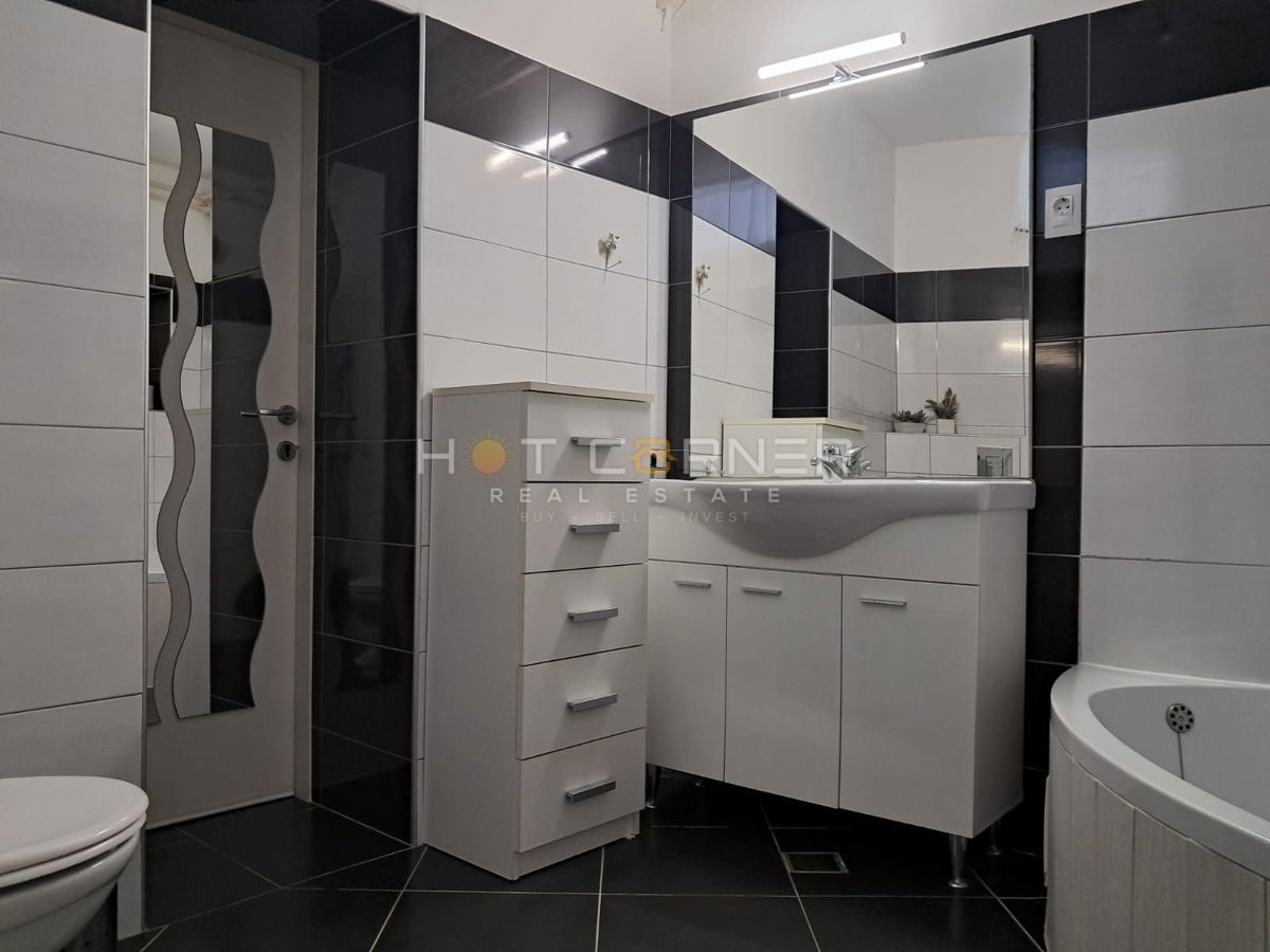 VODNJAN, ČUDOVITA OBNOVLJENA NAMŠČENA KAMNITA HIŠA S TERASO, DVORIŠČEM IN GARAŽO