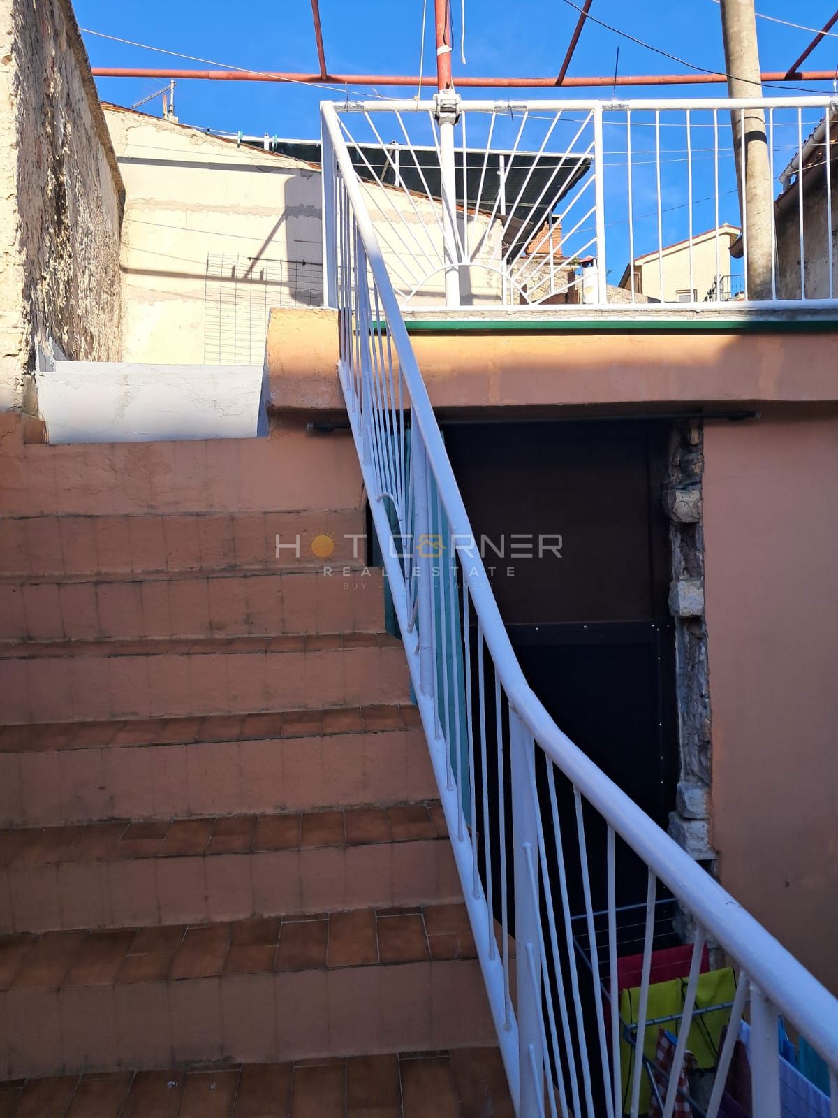 VODNJAN, ČUDOVITA OBNOVLJENA NAMŠČENA KAMNITA HIŠA S TERASO, DVORIŠČEM IN GARAŽO