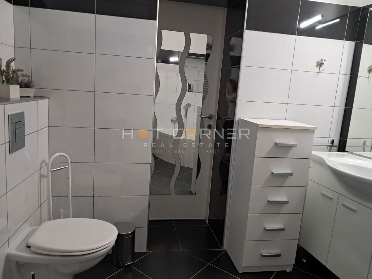 VODNJAN, ČUDOVITA OBNOVLJENA NAMŠČENA KAMNITA HIŠA S TERASO, DVORIŠČEM IN GARAŽO