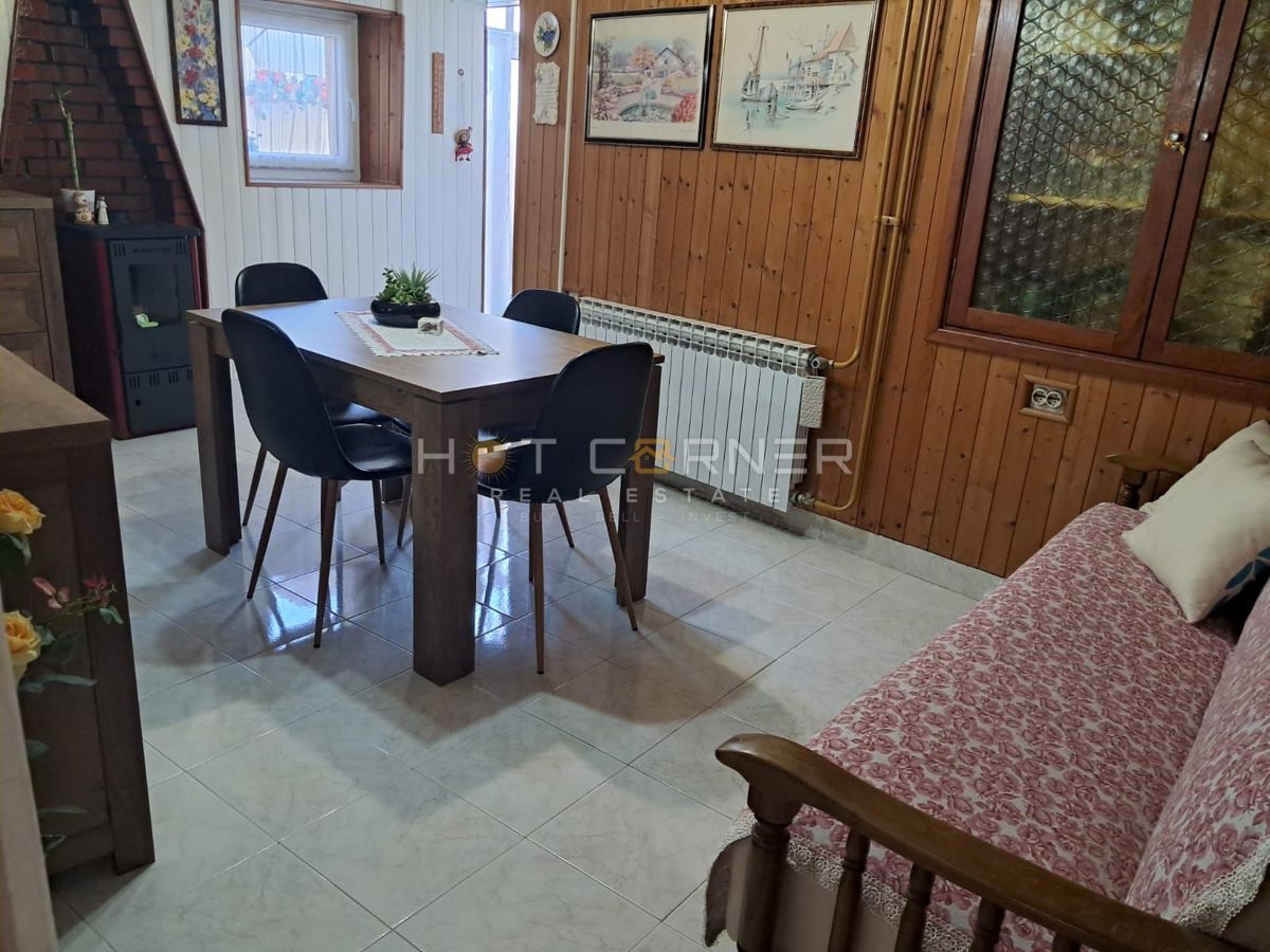 VODNJAN, ČUDOVITA OBNOVLJENA NAMŠČENA KAMNITA HIŠA S TERASO, DVORIŠČEM IN GARAŽO