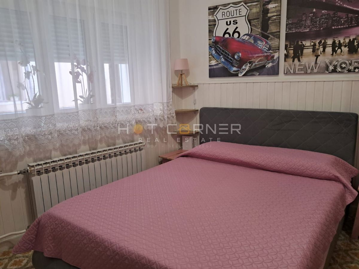 VODNJAN, ČUDOVITA OBNOVLJENA NAMŠČENA KAMNITA HIŠA S TERASO, DVORIŠČEM IN GARAŽO