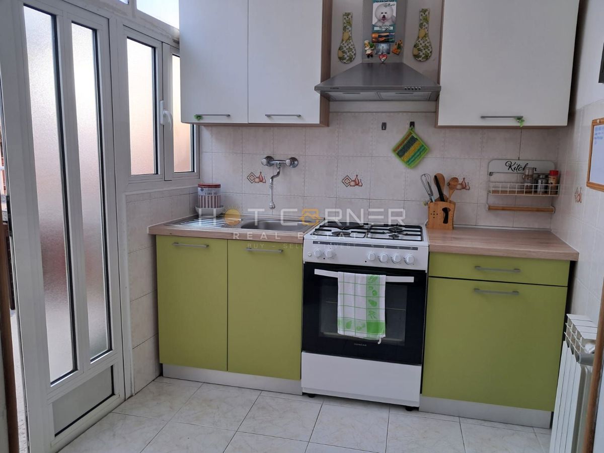 VODNJAN, ČUDOVITA OBNOVLJENA NAMŠČENA KAMNITA HIŠA S TERASO, DVORIŠČEM IN GARAŽO