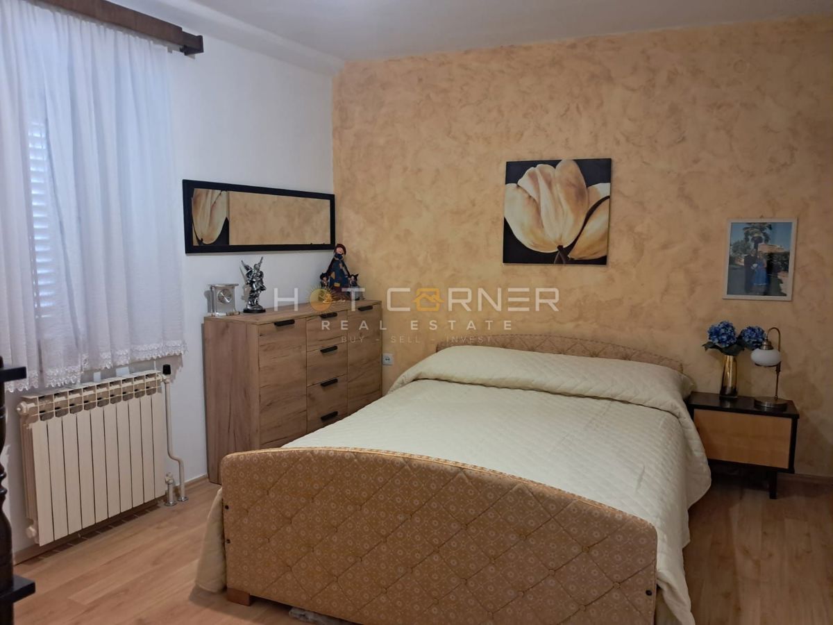 VODNJAN, ČUDOVITA OBNOVLJENA NAMŠČENA KAMNITA HIŠA S TERASO, DVORIŠČEM IN GARAŽO