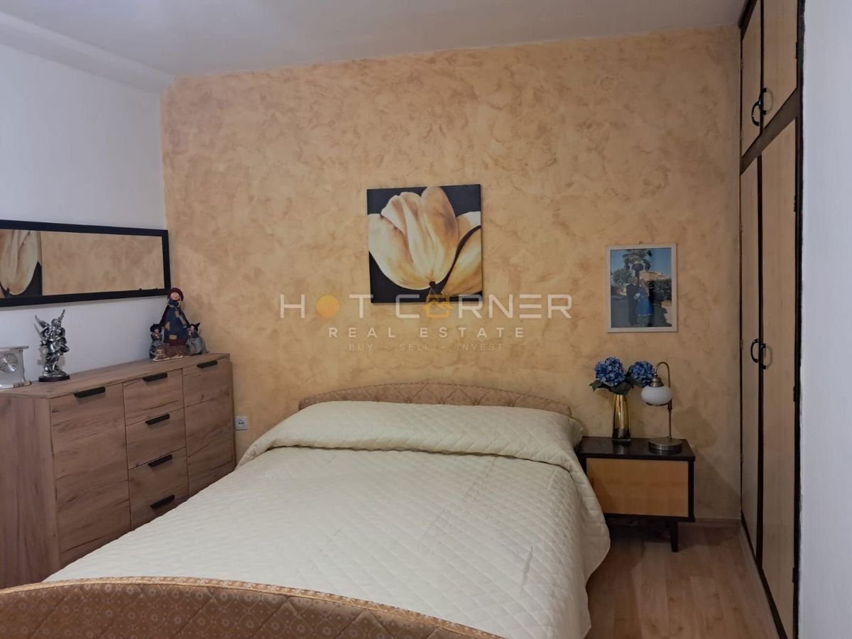 VODNJAN, ČUDOVITA OBNOVLJENA NAMŠČENA KAMNITA HIŠA S TERASO, DVORIŠČEM IN GARAŽO