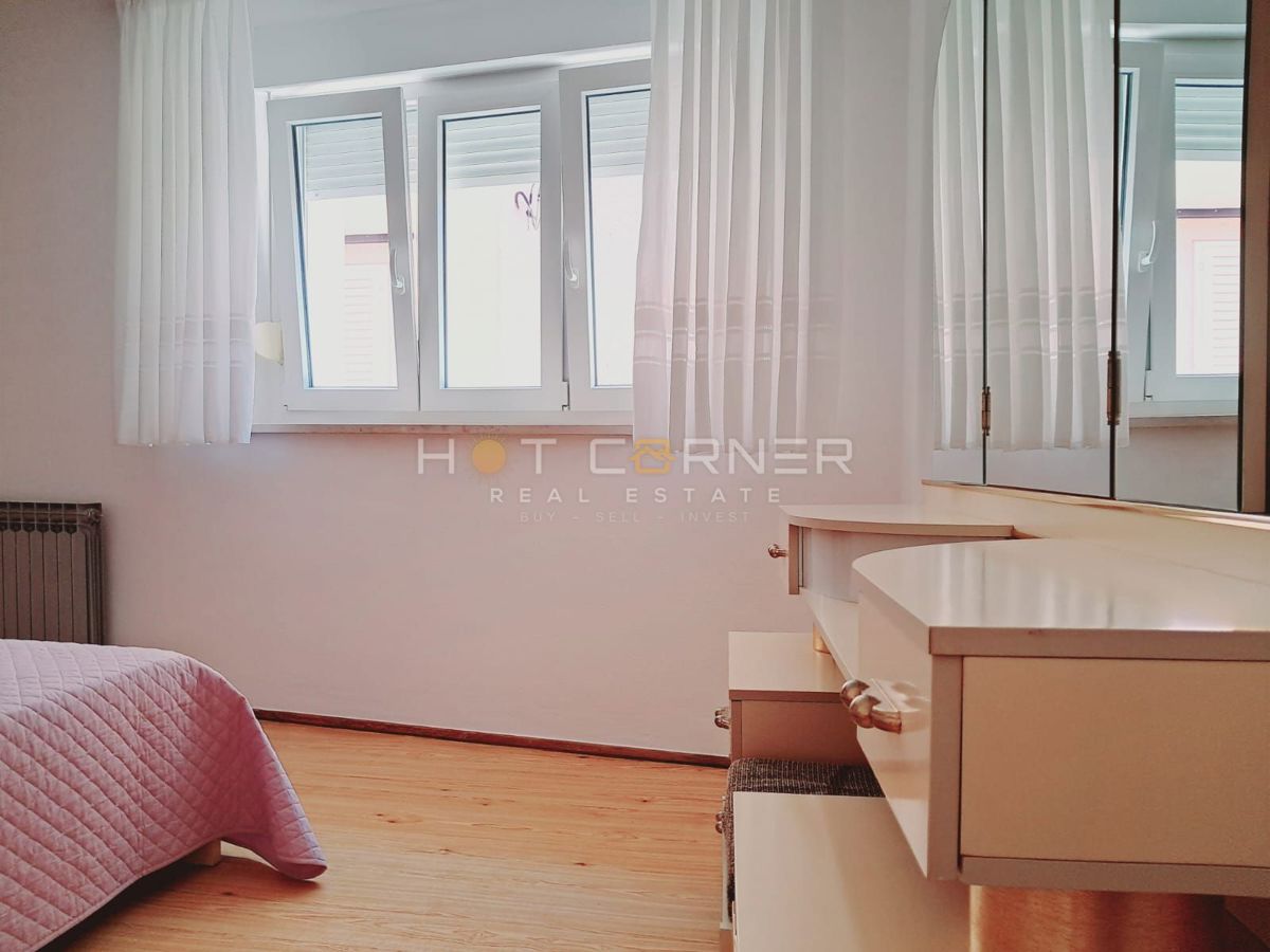 VODNJAN, ČUDOVITA OBNOVLJENA NAMŠČENA KAMNITA HIŠA S TERASO, DVORIŠČEM IN GARAŽO