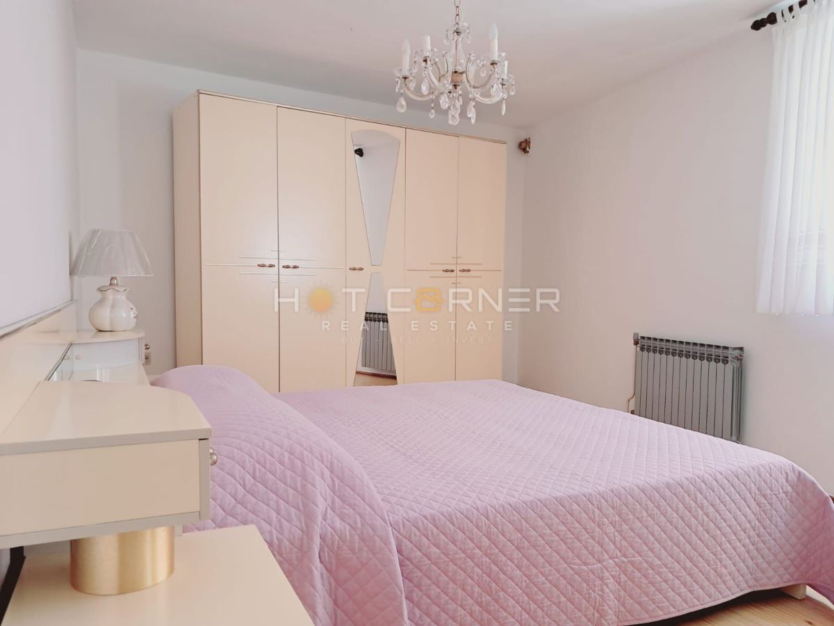 VODNJAN, ČUDOVITA OBNOVLJENA NAMŠČENA KAMNITA HIŠA S TERASO, DVORIŠČEM IN GARAŽO