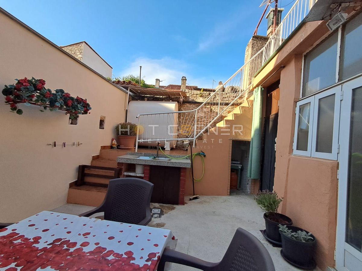 VODNJAN, ČUDOVITA OBNOVLJENA NAMŠČENA KAMNITA HIŠA S TERASO, DVORIŠČEM IN GARAŽO