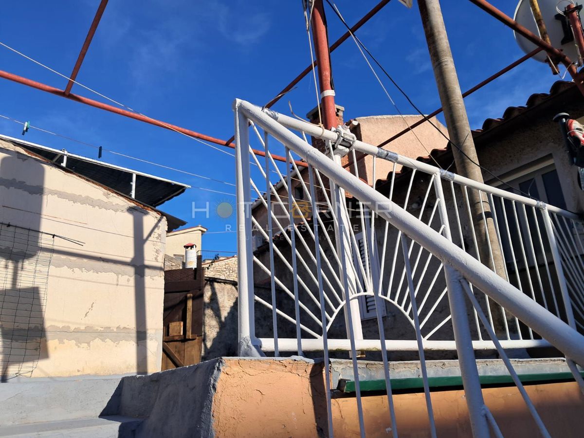 VODNJAN, ČUDOVITA OBNOVLJENA NAMŠČENA KAMNITA HIŠA S TERASO, DVORIŠČEM IN GARAŽO