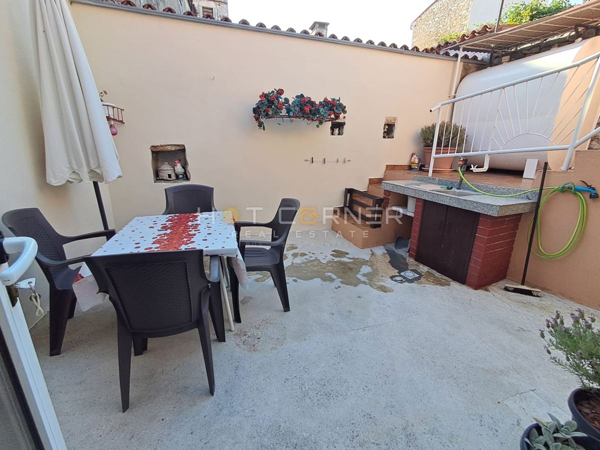 VODNJAN, ČUDOVITA OBNOVLJENA NAMŠČENA KAMNITA HIŠA S TERASO, DVORIŠČEM IN GARAŽO