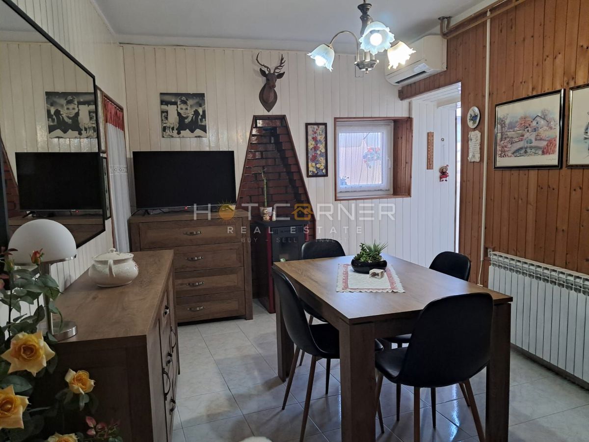 VODNJAN, ČUDOVITA OBNOVLJENA NAMŠČENA KAMNITA HIŠA S TERASO, DVORIŠČEM IN GARAŽO