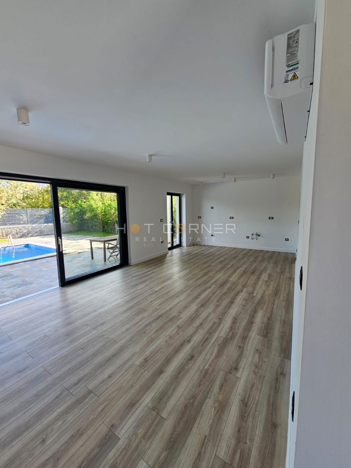 Moderna vila naprodaj v bližini Rovinja (2025)