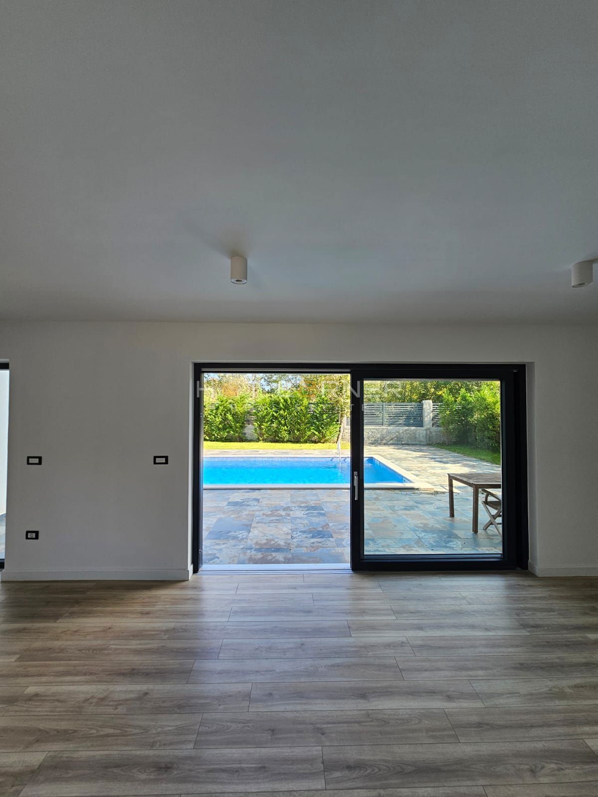 Moderna vila naprodaj v bližini Rovinja (2025)