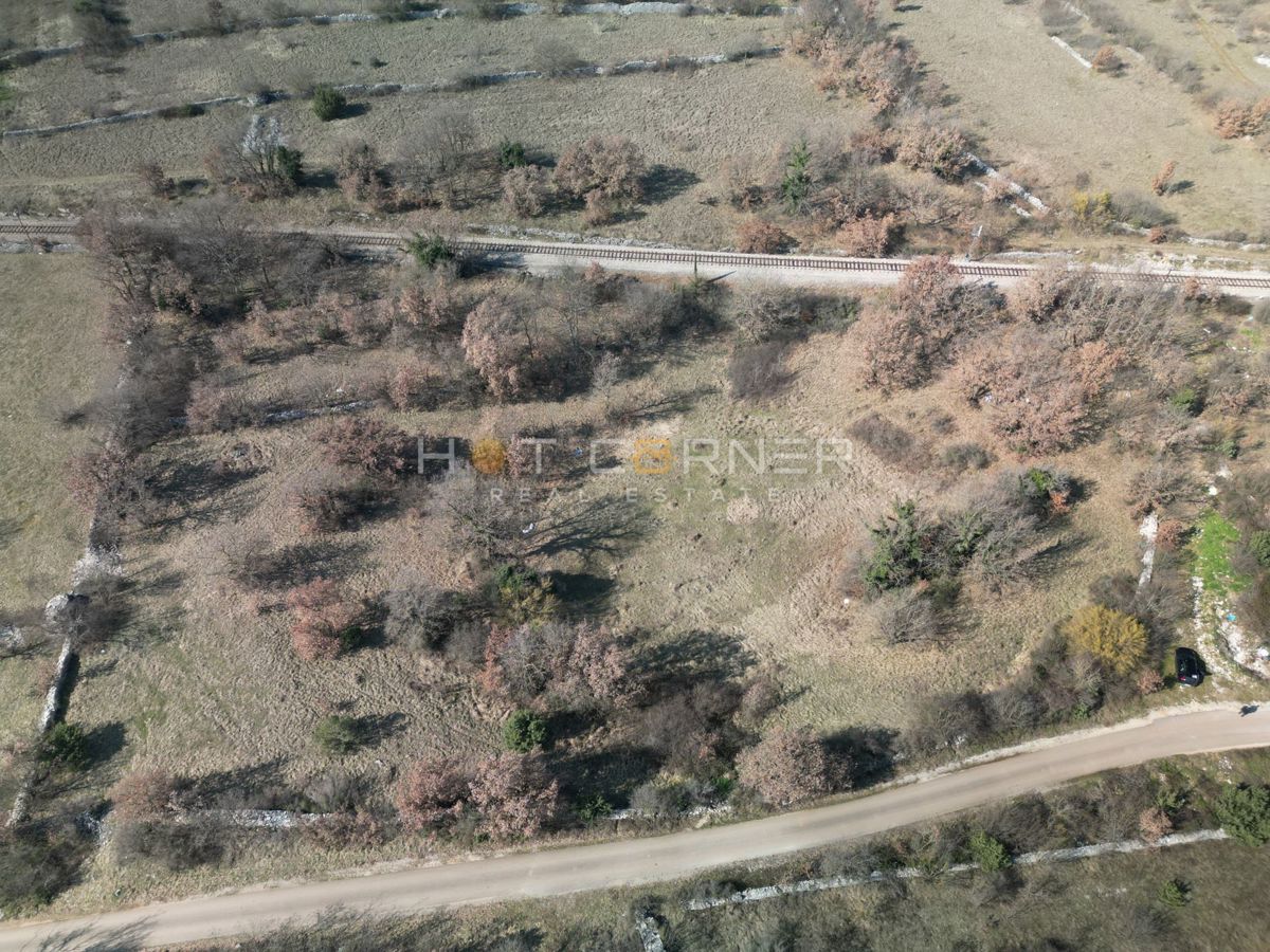 Rodovitna zemlja 10.548 m² ob cesti!