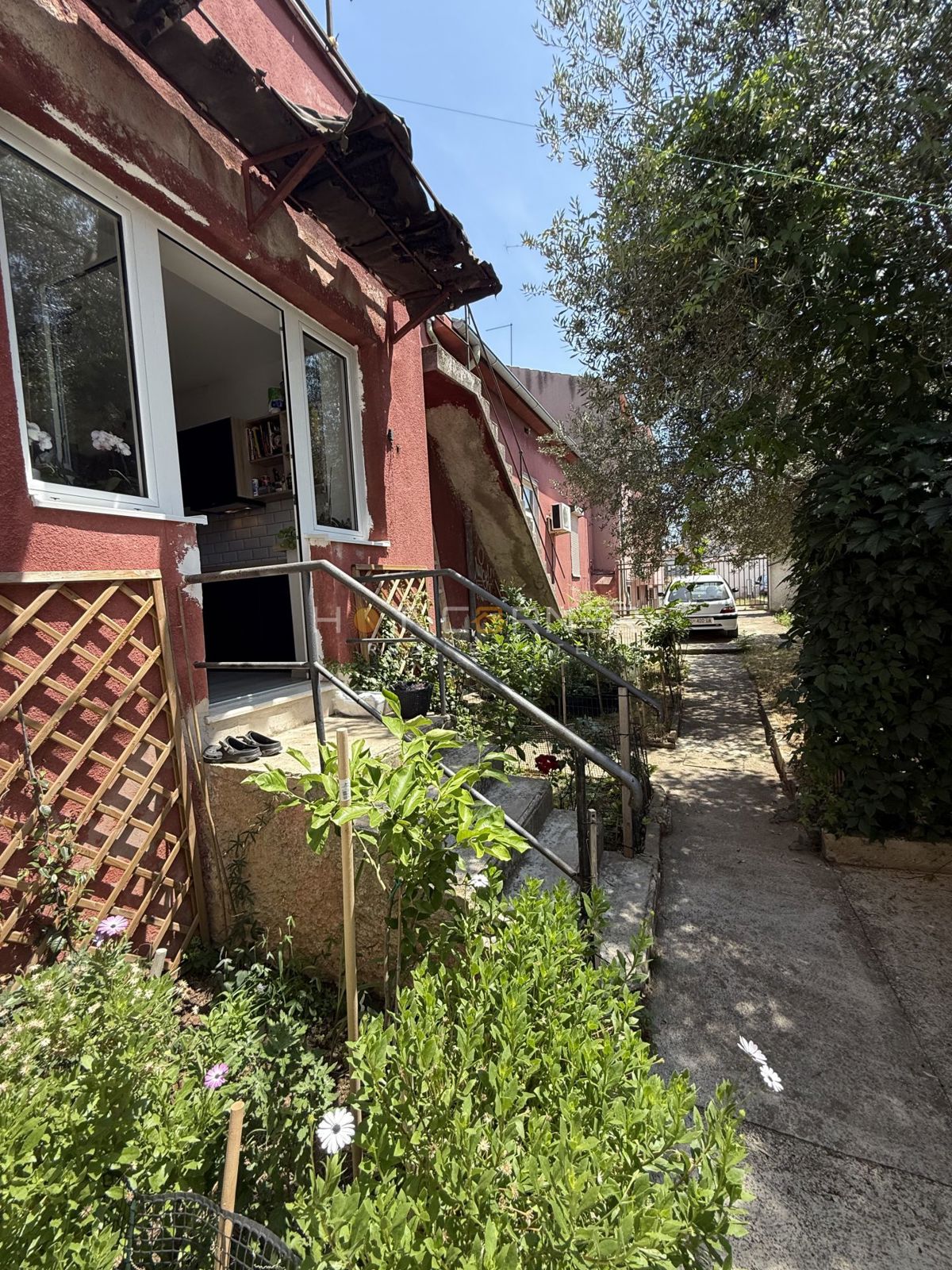 Priložnost – Pulj, širše središče: Čudovita avstro-ogrska vila z dvema stanovanjema, vrtom in konobo