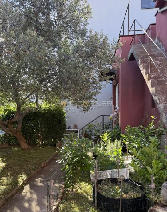 Priložnost – Pulj, širše središče: Čudovita avstro-ogrska vila z dvema stanovanjema, vrtom in konobo
