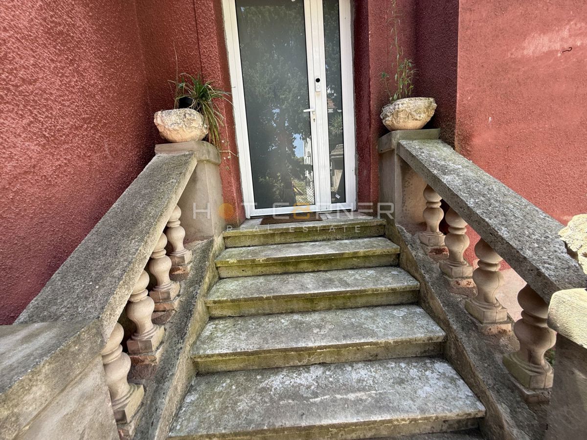 Priložnost – Pulj, širše središče: Čudovita avstro-ogrska vila z dvema stanovanjema, vrtom in konobo