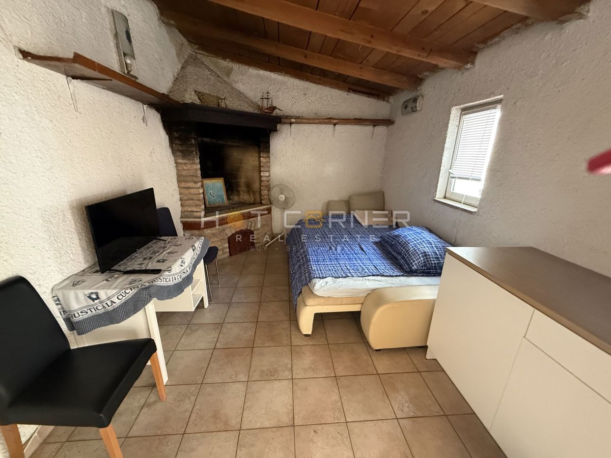 Priložnost – Pulj, širše središče: Čudovita avstro-ogrska vila z dvema stanovanjema, vrtom in konobo