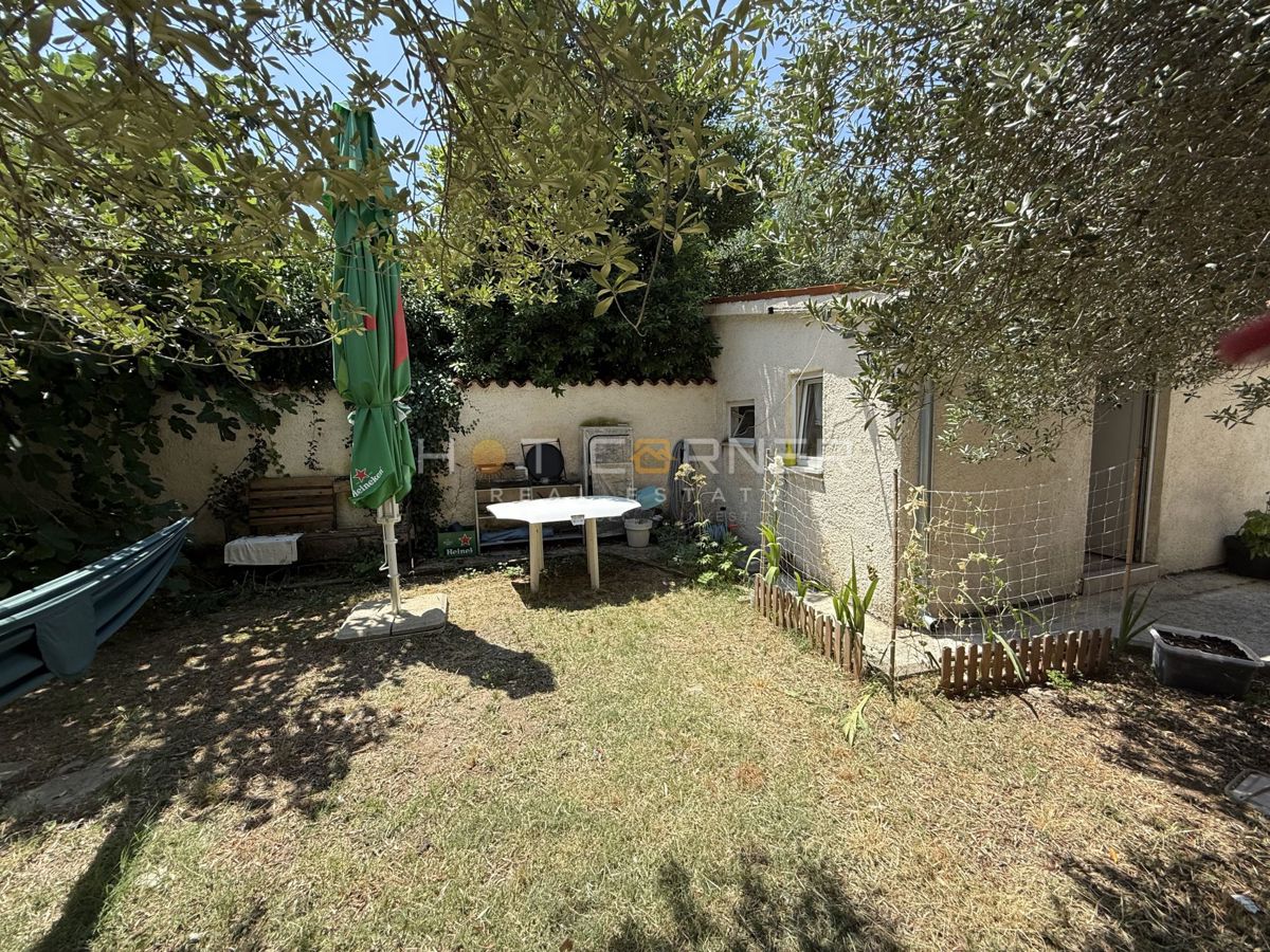 Priložnost – Pulj, širše središče: Čudovita avstro-ogrska vila z dvema stanovanjema, vrtom in konobo