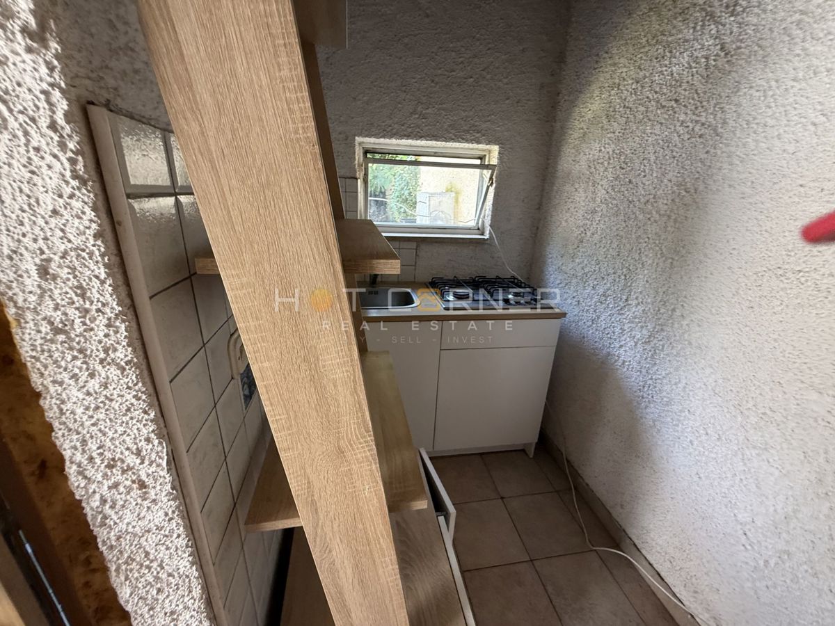 Priložnost – Pulj, širše središče: Čudovita avstro-ogrska vila z dvema stanovanjema, vrtom in konobo