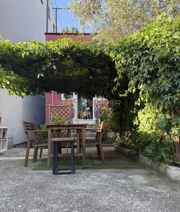 Priložnost – Pulj, širše središče: Čudovita avstro-ogrska vila z dvema stanovanjema, vrtom in konobo