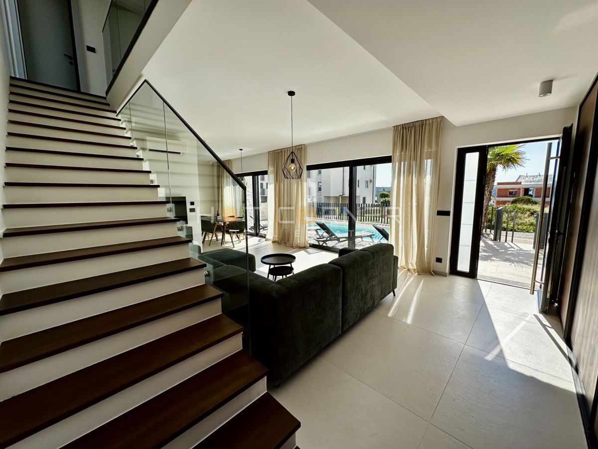 Luksuzna investicijska nepremičnina v medulinu, 3 hiše+čoln