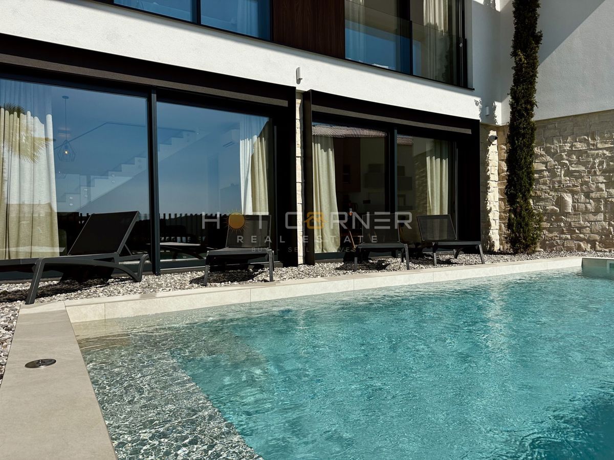 Luksuzna investicijska nepremičnina v medulinu, 3 hiše+čoln