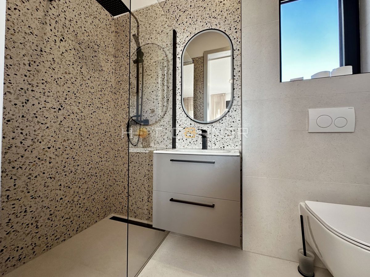 Luksuzna investicijska nepremičnina v medulinu, 3 hiše+čoln