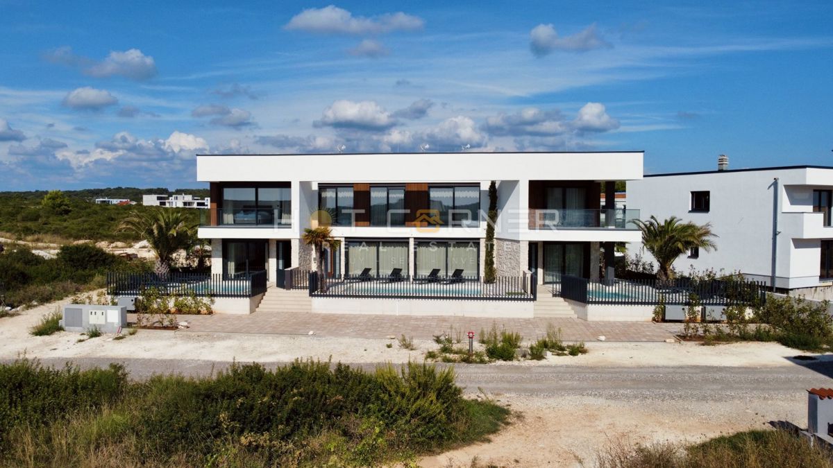 Luksuzna investicijska nepremičnina v medulinu, 3 hiše+čoln