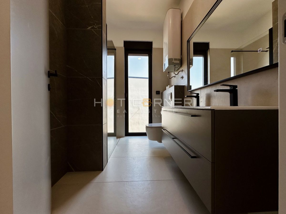 Luksuzna investicijska nepremičnina v medulinu, 3 hiše+čoln