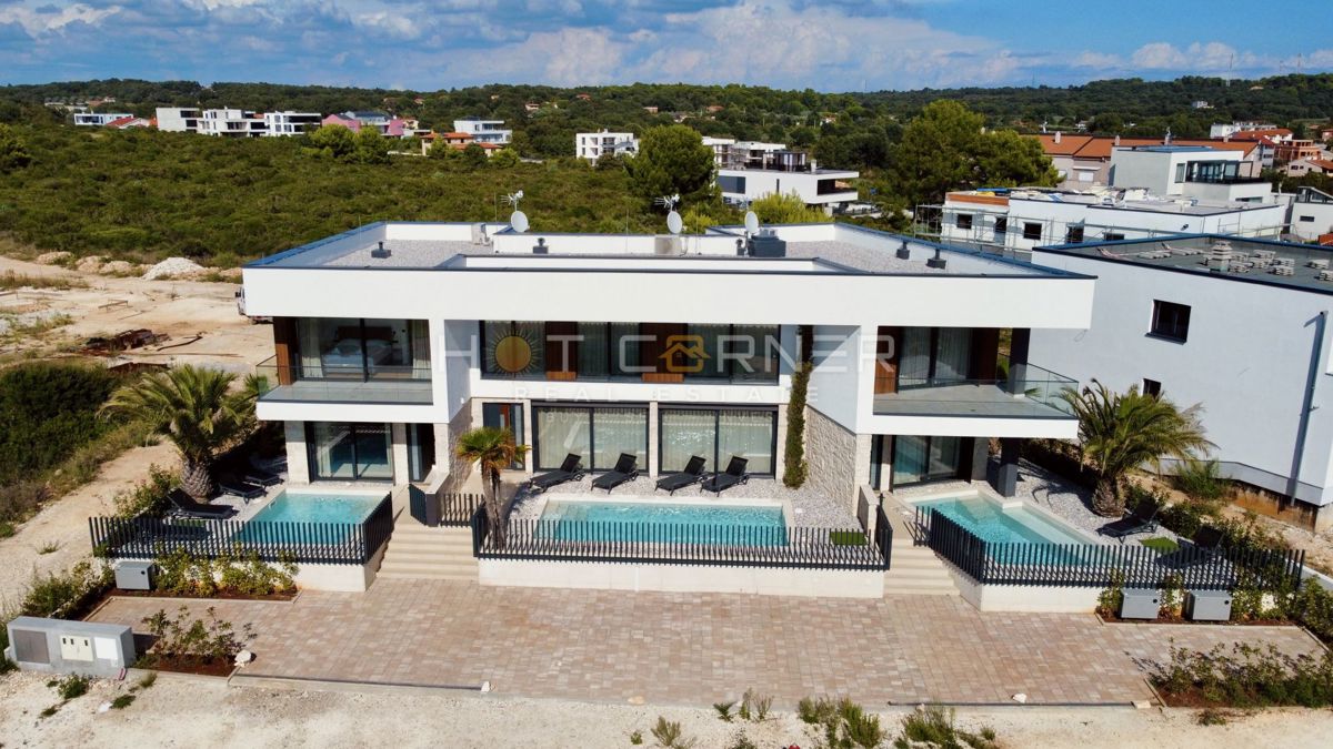 Luksuzna investicijska nepremičnina v medulinu, 3 hiše+čoln