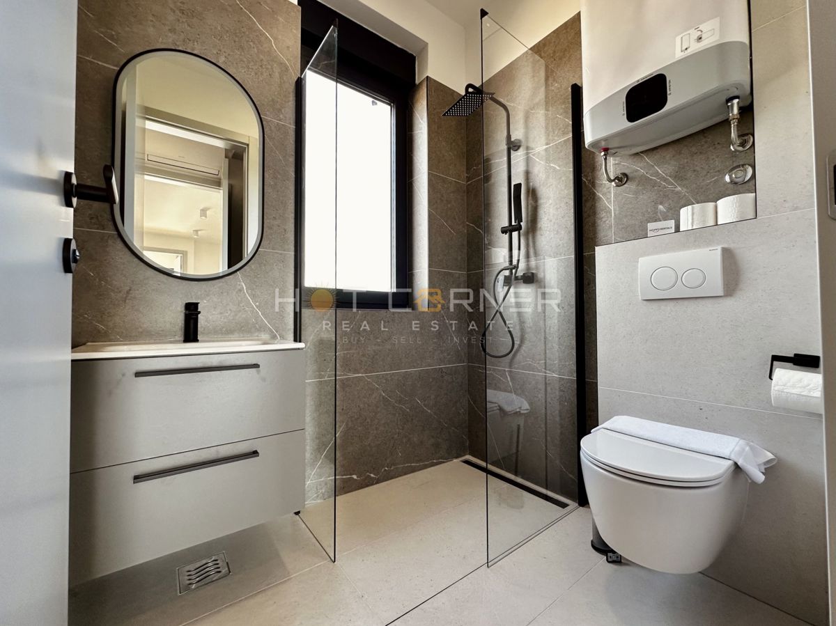 Luksuzna investicijska nepremičnina v medulinu, 3 hiše+čoln