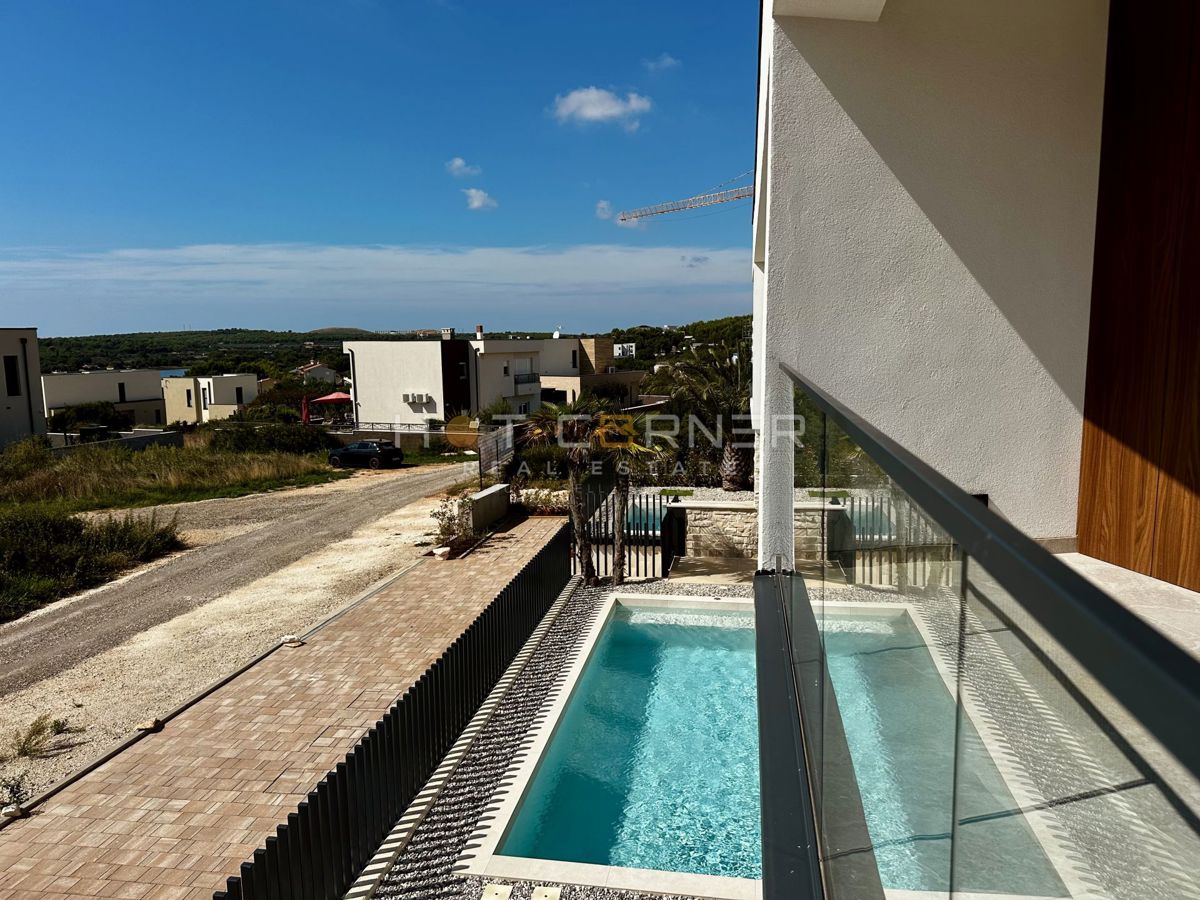 Luksuzna investicijska nepremičnina v medulinu, 3 hiše+čoln