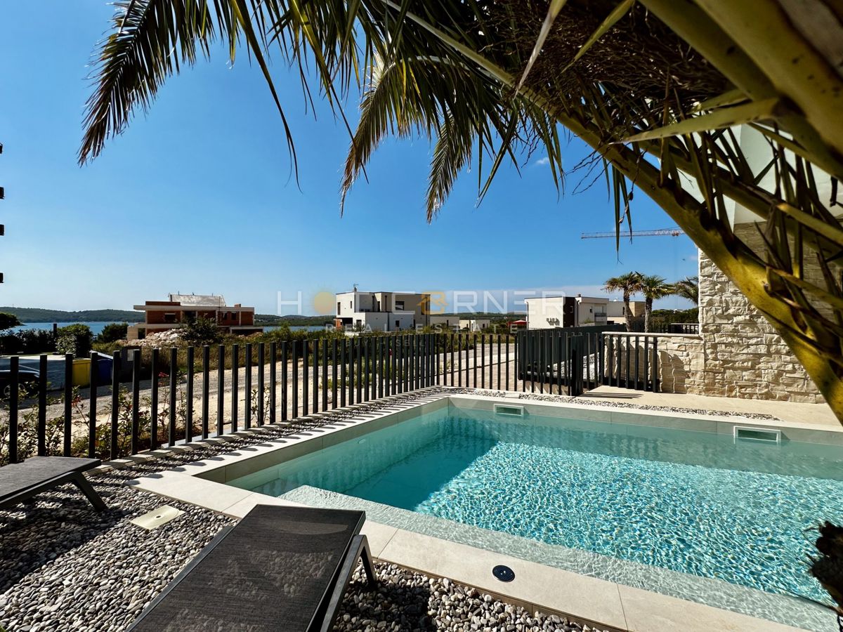 Luksuzna investicijska nepremičnina v medulinu, 3 hiše+čoln